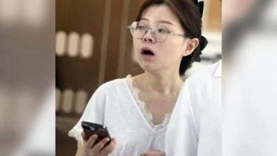 醉女搭车发酒疯 掌掴司机踢女警