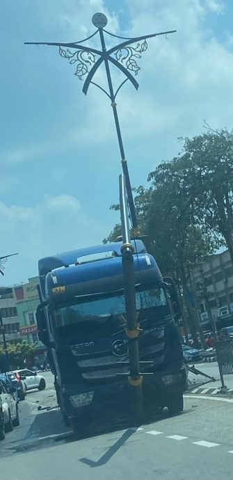 罗里失控撞分界提   路灯倒下卡路中央