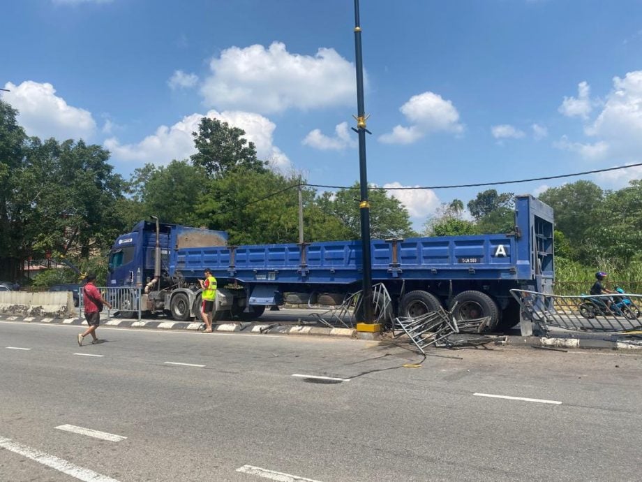 罗里失控撞分界提   路灯倒下卡路中央