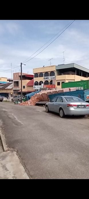 罗里巴口新村交通灯翻覆   红砖散落一地