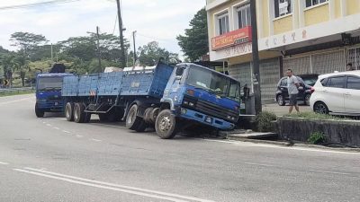 罗里巴口新村交通灯翻覆   红砖散落一地