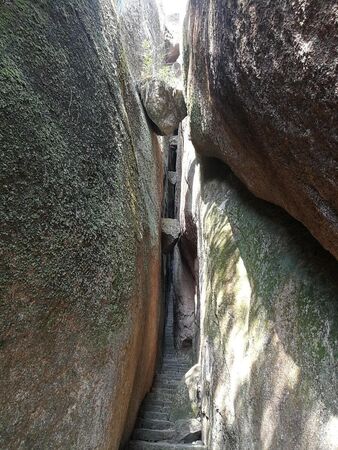 （拼盘）90公斤男卡在福建一线天石缝　景区：非必经路段