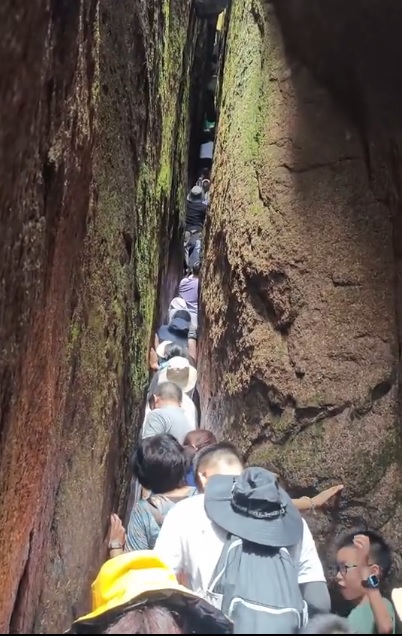 （拼盘）90公斤男卡在福建一线天石缝　景区：非必经路段