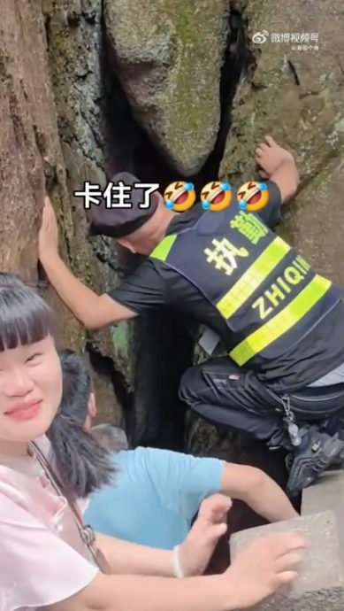 （拼盘）90公斤男卡在福建一线天石缝　景区：非必经路段