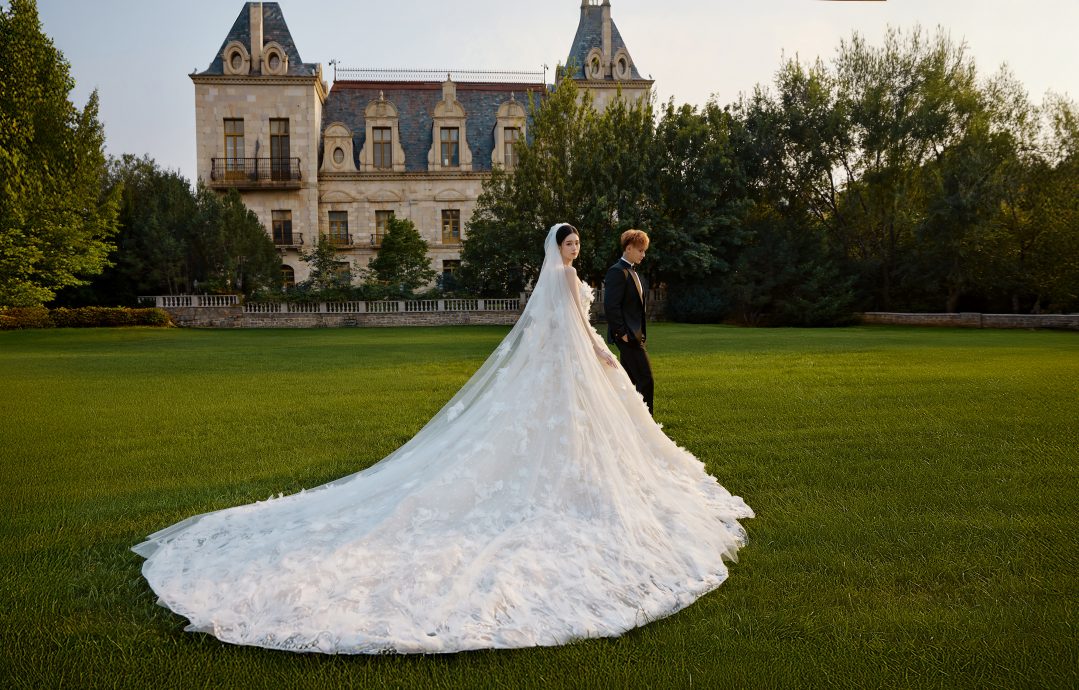 （明8am）黄子韬徐艺洋今办婚礼 城堡花园婚纱照曝光
