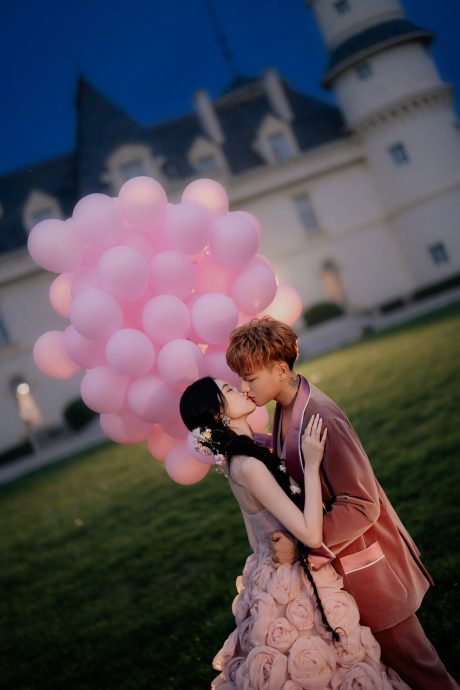 （明8am）黄子韬徐艺洋今办婚礼 城堡花园婚纱照曝光