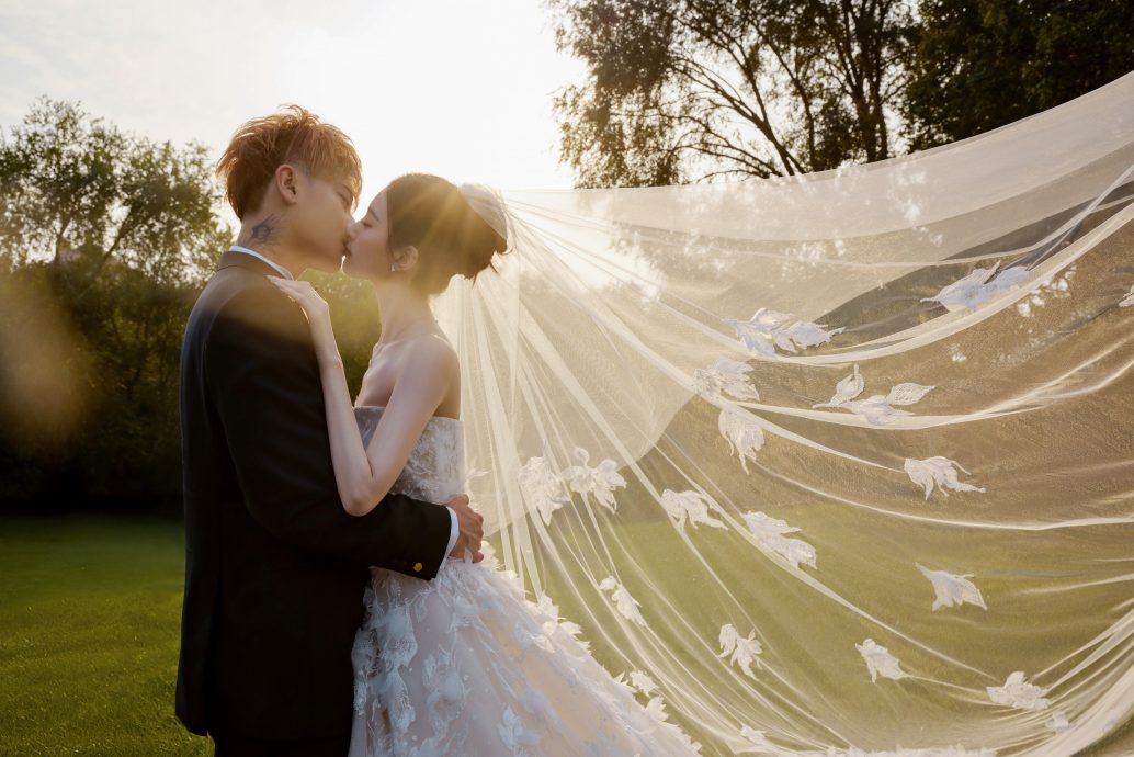 （明8am）黄子韬徐艺洋今办婚礼 城堡花园婚纱照曝光