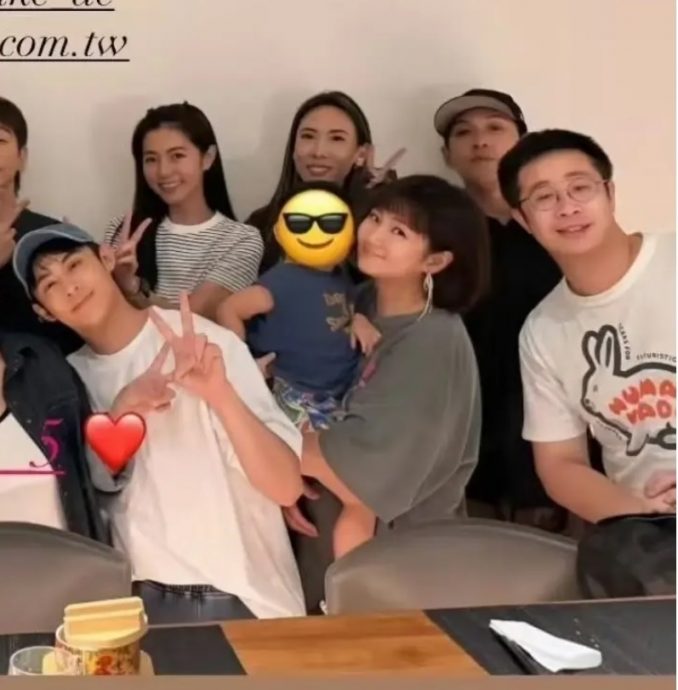 Selina久违露面飘“孕味” 透过经纪人全说了