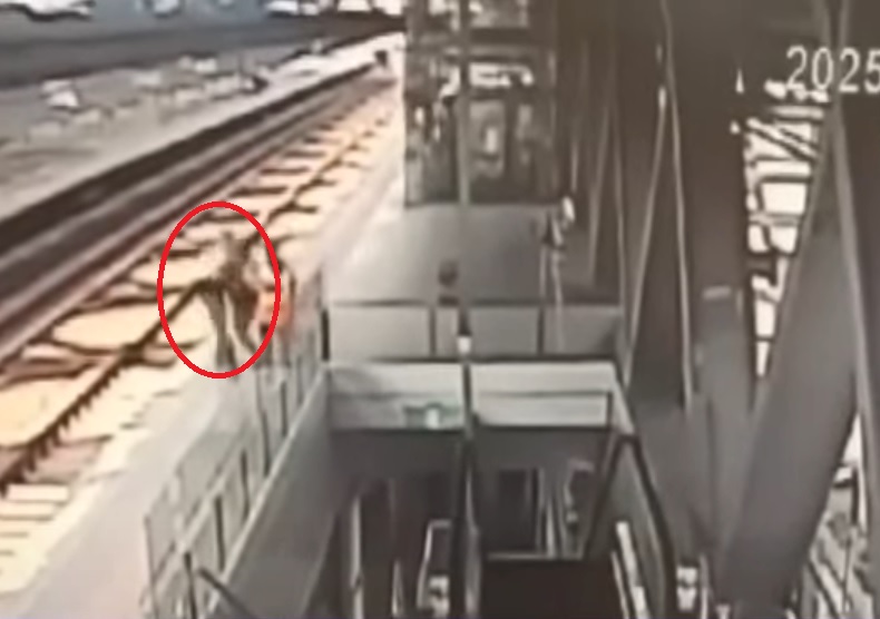 （视频）男子逃票推职员下轨道后逃跑 被捕送办