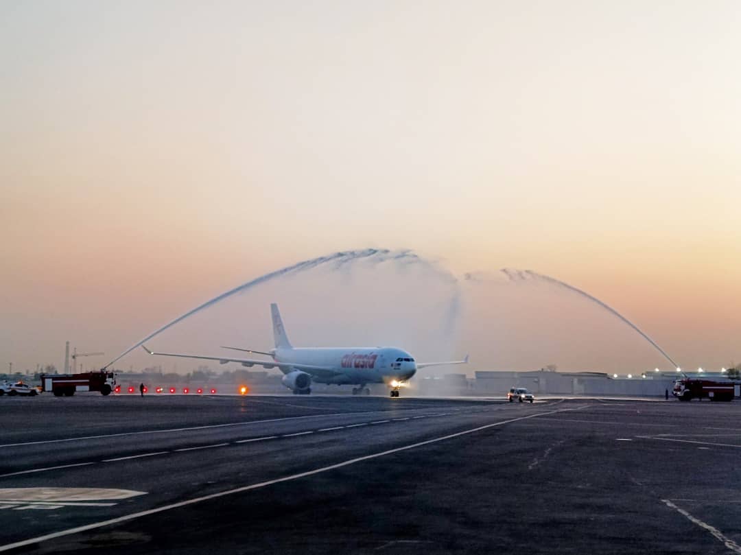 (请下全国版和上网)亚航长程首飞乌兹别克斯坦首都塔什干