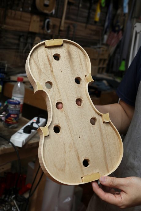 (预编8/10见报)大都会/特职世界/10月8日见报/琴匠与提琴的灵魂契约 大马顶尖制琴大师陈振盛托付终身传承薪火