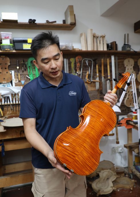 (预编8/10见报)大都会/特职世界/10月8日见报/琴匠与提琴的灵魂契约 大马顶尖制琴大师陈振盛托付终身传承薪火