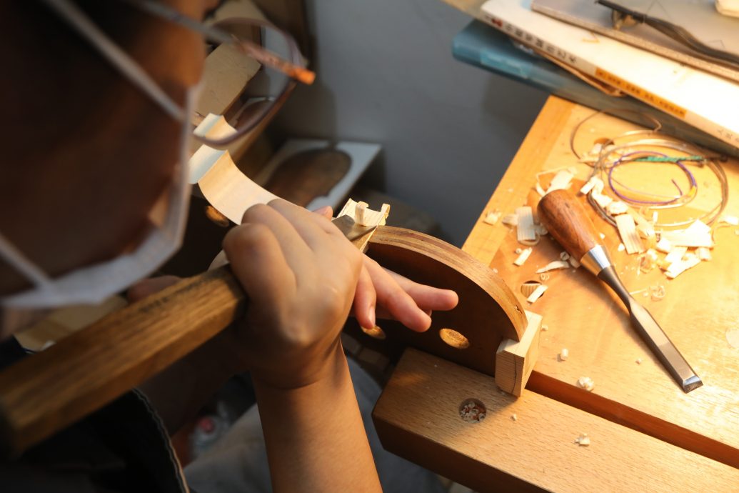 (预编8/10见报)大都会/特职世界/10月8日见报/琴匠与提琴的灵魂契约 大马顶尖制琴大师陈振盛托付终身传承薪火