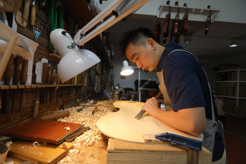 (预编8/10见报)大都会/特职世界/10月8日见报/琴匠与提琴的灵魂契约 大马顶尖制琴大师陈振盛托付终身传承薪火