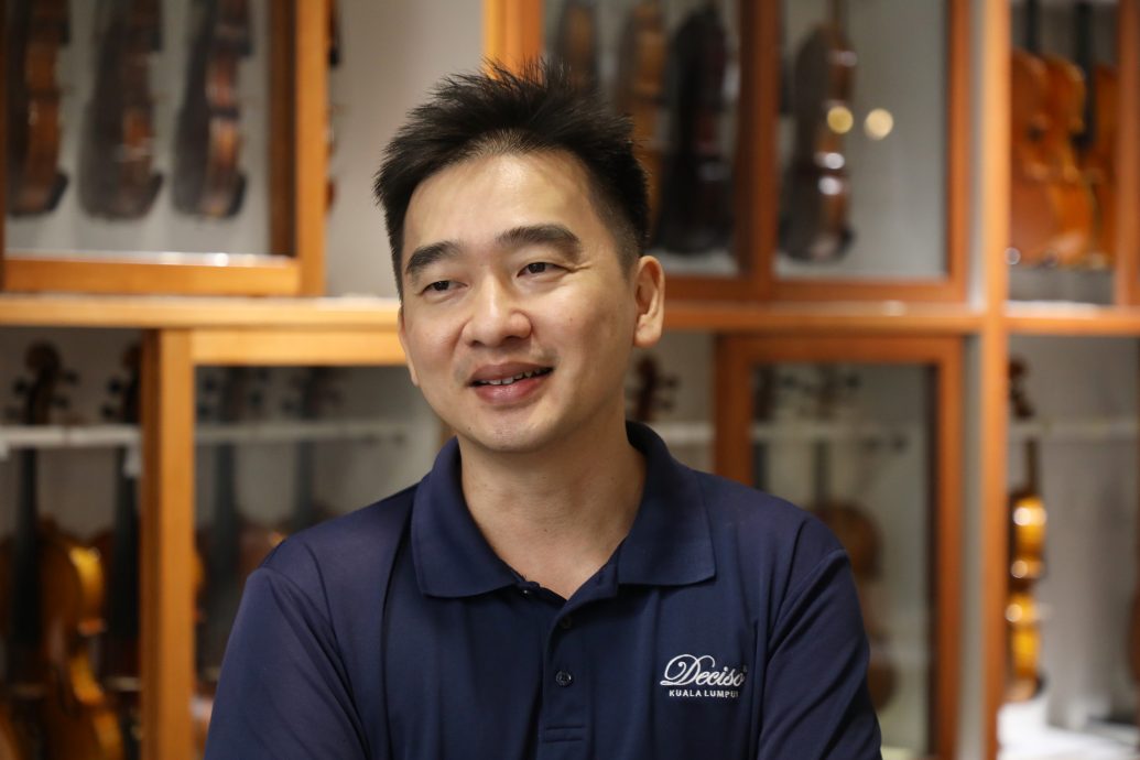 (预编8/10见报)大都会/特职世界/10月8日见报/琴匠与提琴的灵魂契约 大马顶尖制琴大师陈振盛托付终身传承薪火