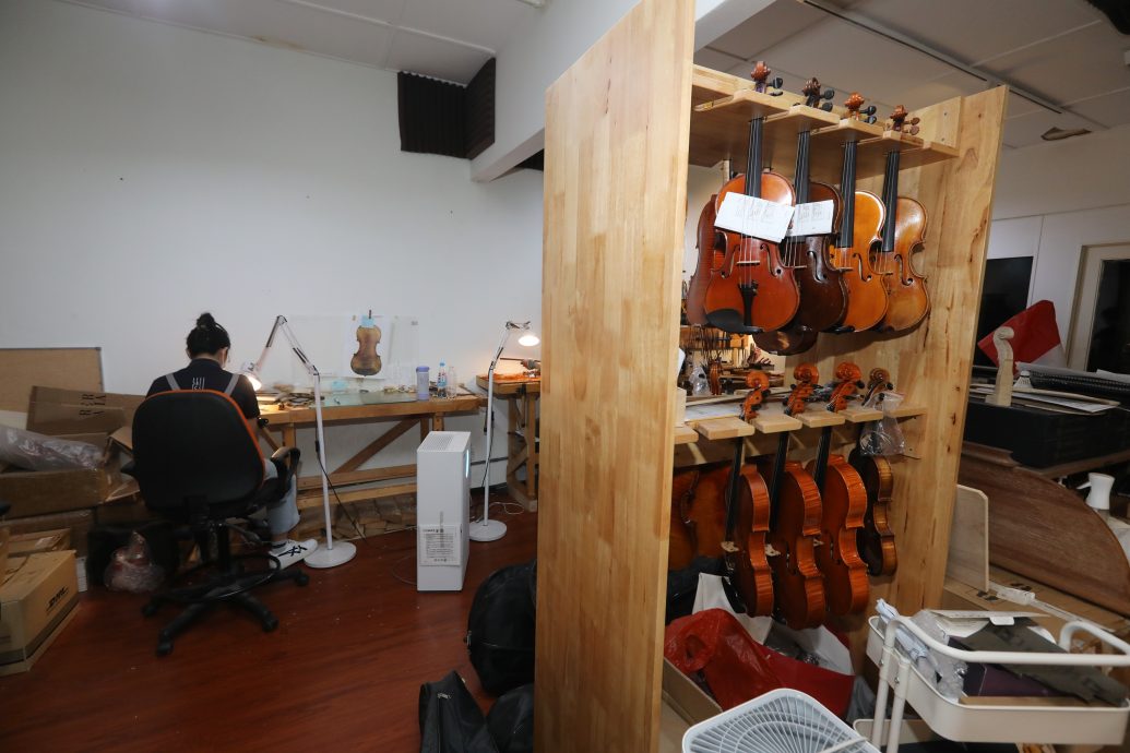 (预编8/10见报)大都会/特职世界/10月8日见报/琴匠与提琴的灵魂契约 大马顶尖制琴大师陈振盛托付终身传承薪火