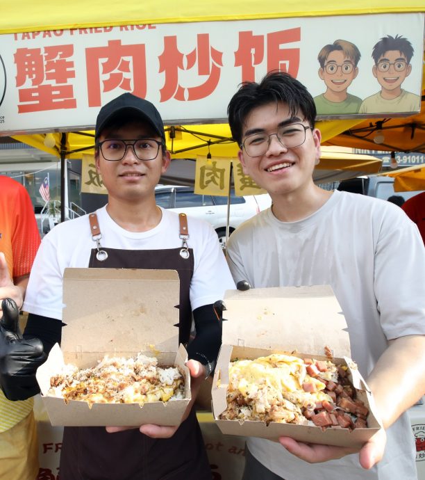 (me 18/10见报)吃货来啰-银行专员不做了 夜市卖蟹肉炒饭/多图