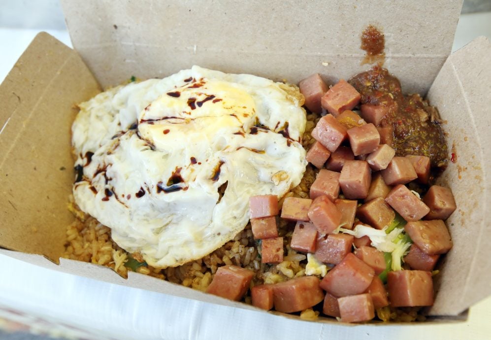 (me 18/10见报)吃货来啰-银行专员不做了 夜市卖蟹肉炒饭/多图