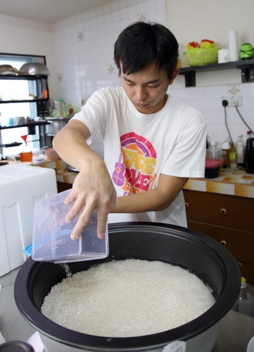 (me 18/10见报)吃货来啰-银行专员不做了 夜市卖蟹肉炒饭/多图