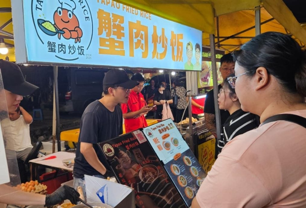 (me 18/10见报)吃货来啰-银行专员不做了 夜市卖蟹肉炒饭/多图