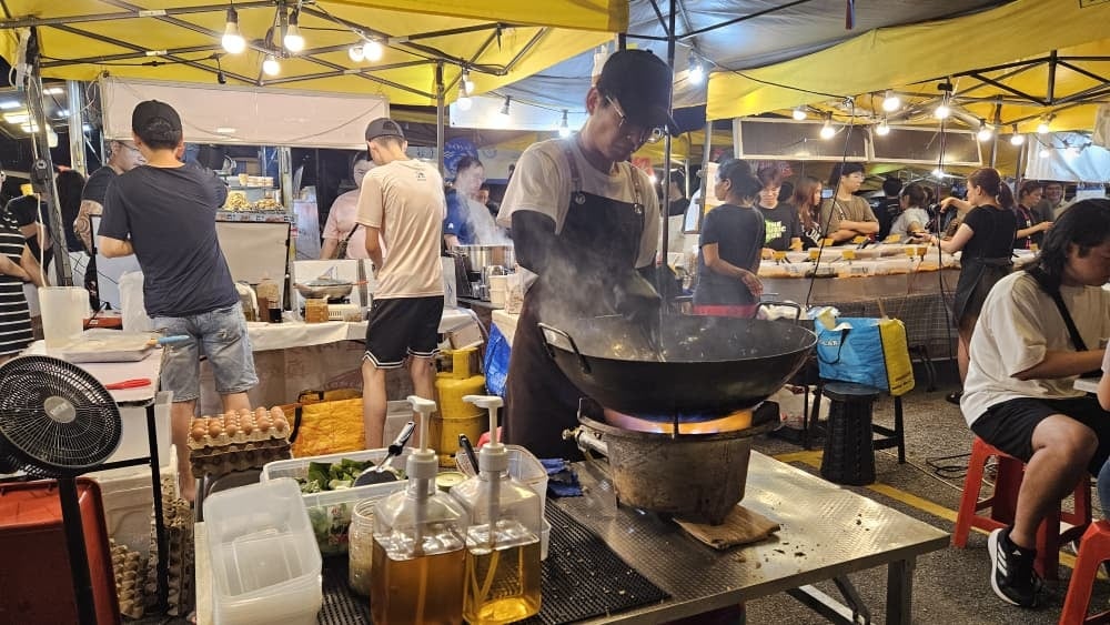 (me 18/10见报)吃货来啰-银行专员不做了 夜市卖蟹肉炒饭/多图