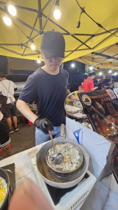 (me 18/10见报)吃货来啰-银行专员不做了 夜市卖蟹肉炒饭/多图