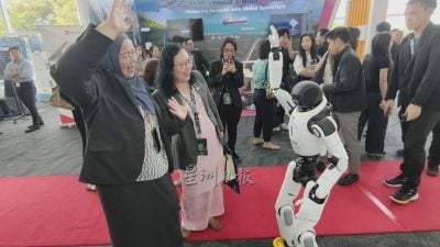砂国际数字大会亮相  智能机器人成全场焦点（附视频）