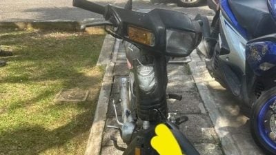 少年非法飙车逃避截查 脚踢巡警摩托 2警员摔伤