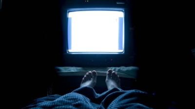 开电视睡觉恐致死? 研究:心脏病风险上升56%