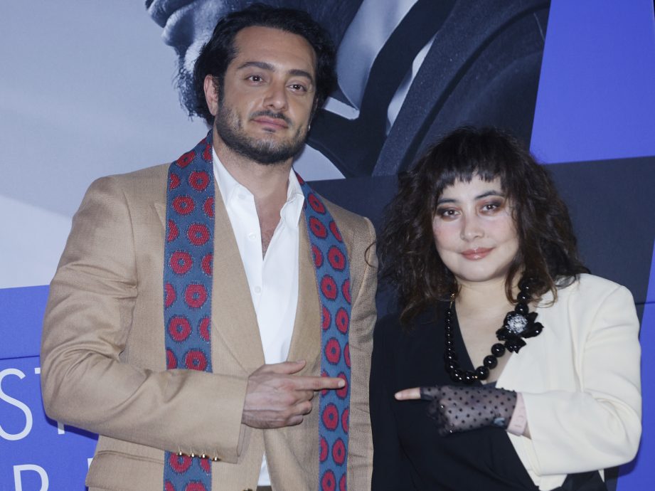  Iman脱衣出写真诗集 何超助圆演员梦