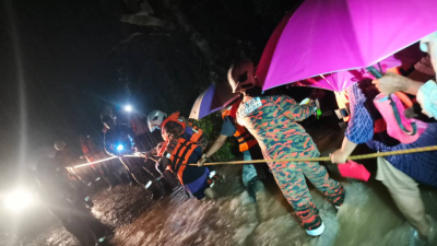 暴雨致河水泛滥 一家八口受困果园