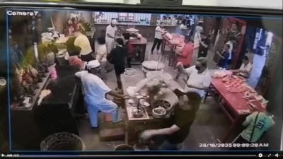 九皇爷庆典闯庙闹事 黑衣男2度推翻香炉被制伏