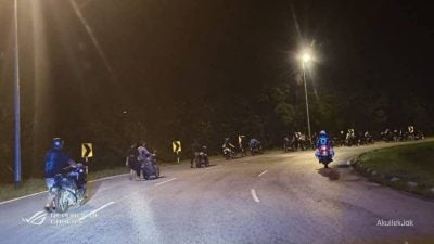凌晨路检开64罚单  警扣18摩托训骑士