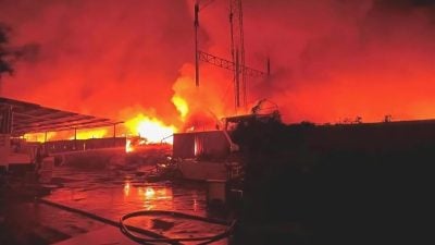 旧轮胎着火狂烧  轮胎厂深夜大火烧毁