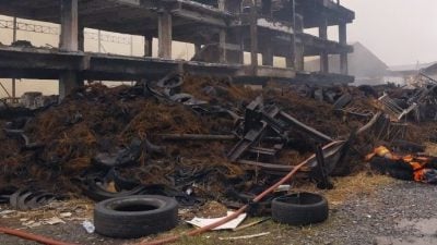 火烧轮胎回收厂|一连两天 浓烟滚滚 消拯员续奋战火魔