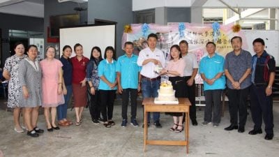 执教鞕近36年池乐意荣休 . 福南小学不舍欢送