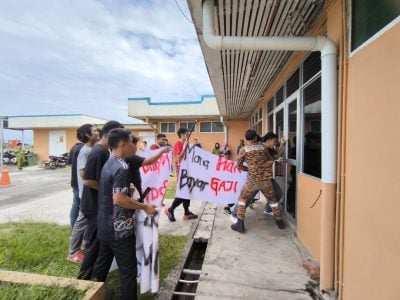 马鲁帝机场防暴演习 . 逼真场景引人围观