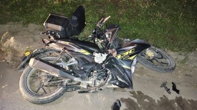 撞上路旁抛锚罗里 . 摩托骑士伤重不治