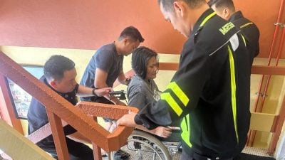抬轮椅上楼助妇女办护照．移民局暖心举动 赞爆