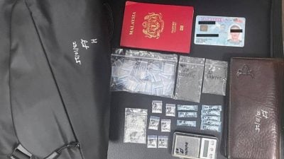 老越警方扫毒行动.男嫌开车图撞警 逃逸