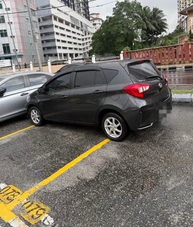 Myvi“打横”连泊3车位 网民傻眼：司机人有三急？