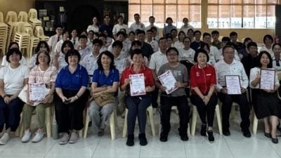 “爱我乡土”大马风采文集征选赛  巴生兴华学生唱丰收