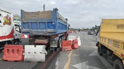 摩托猛撞轿车后抛落路上  女乘客遭罗里巨轮辗毙