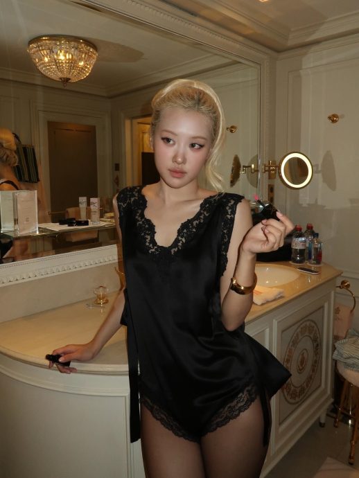 Rosé时装周合照被裁掉 网轰英杂志种族歧视