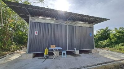 丁华凤促保持卫生.新临时公厕建竣启用