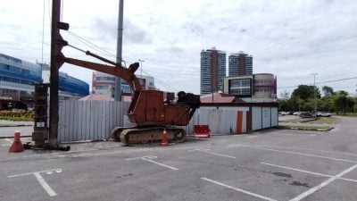 诗巫首个电动车充电站 . 2期广场建设中