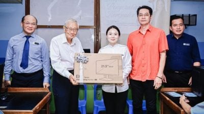 刘强燕移交10电脑 助力卫中设电脑室