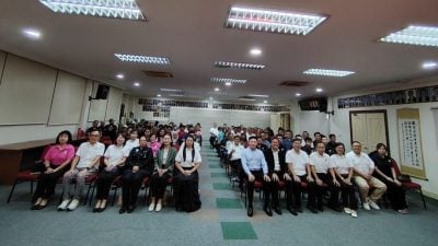 丁福营吁家长警惕 . 网络伤害隐秘且致命