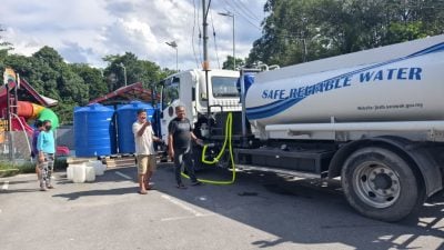 茶餐室暂停营业 居民购矿泉水应急