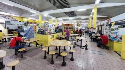 煤气桶冒火推搡险酿祸 . 中央市场3摊贩吊销执照